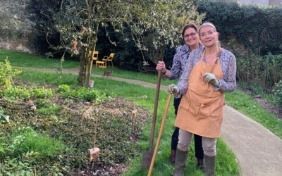 Les bénévoles s&rsquo;activent dans le jardin !