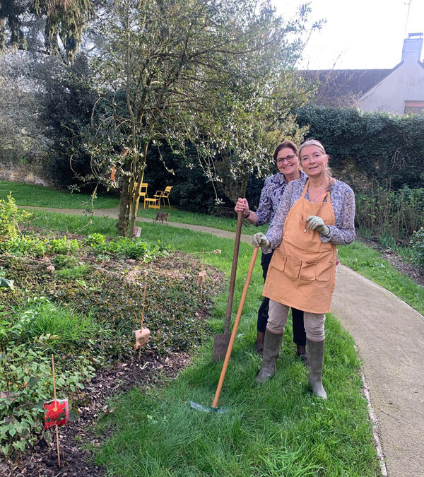 Les bénévoles s&rsquo;activent dans le jardin !